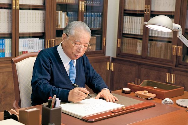 Daisaku Ikeda à son bureau. [DR]