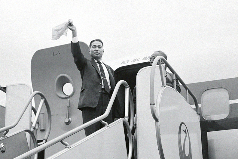 Daisaku Ikeda, peu avant son premier vol hors du Japon. Le 2 octobre 1960, aéroport de Haneda, Tokyo. [©Seikyo Press]