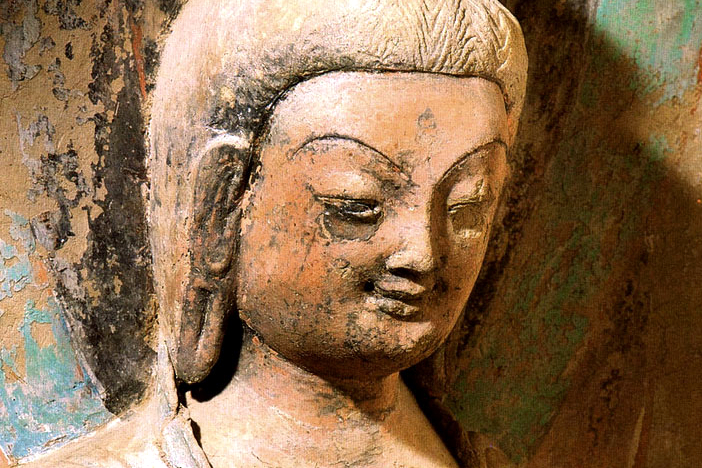 Statue du Bouddha, située dans la cave no 259 du site de Dunhuang, en Chine. Dynastie Wei, c. 386-535. [DR]