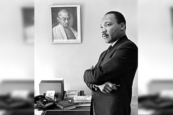 Martin Luther King Jr, pensif, dans son bureau, en 1966.