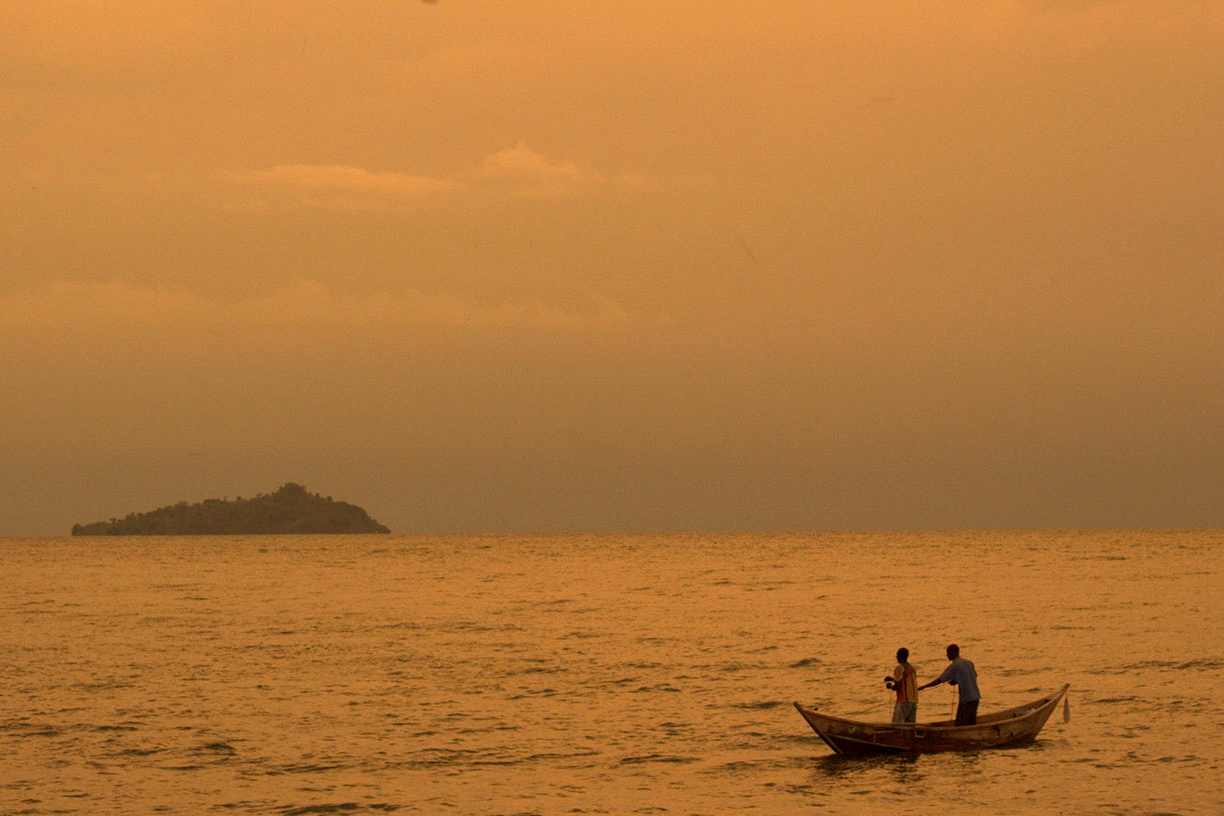 Pêcheurs kenyans voguant sur le lac Victoria.