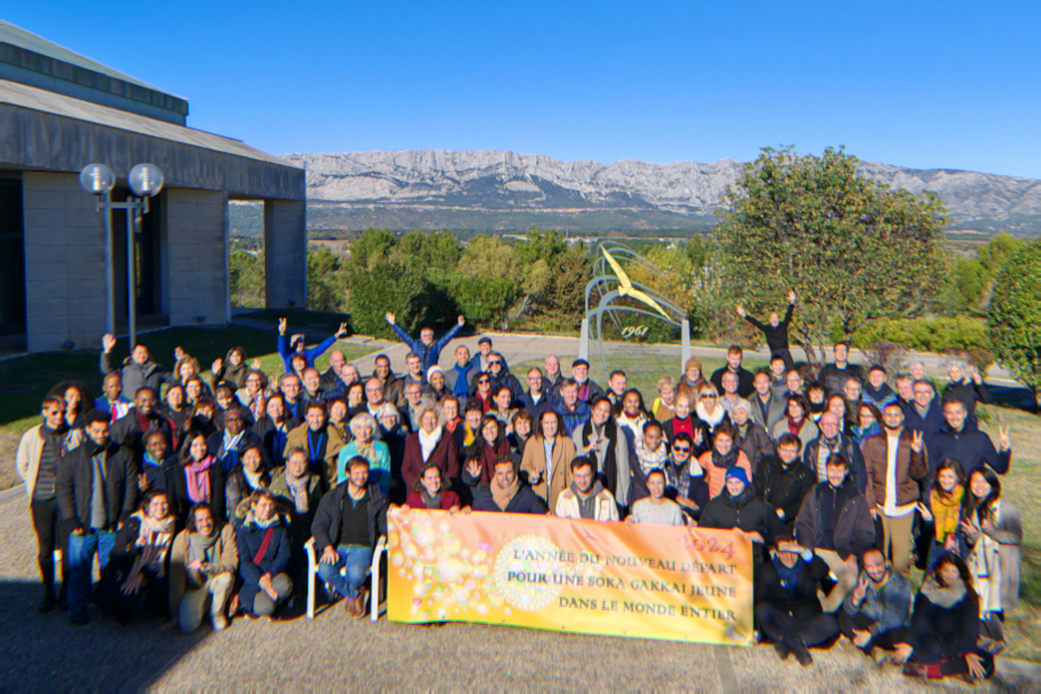 Participants d'un séminaire bouddhique au centre bouddhique Soka de Trets, Bouches-du-Rhône, 2023.