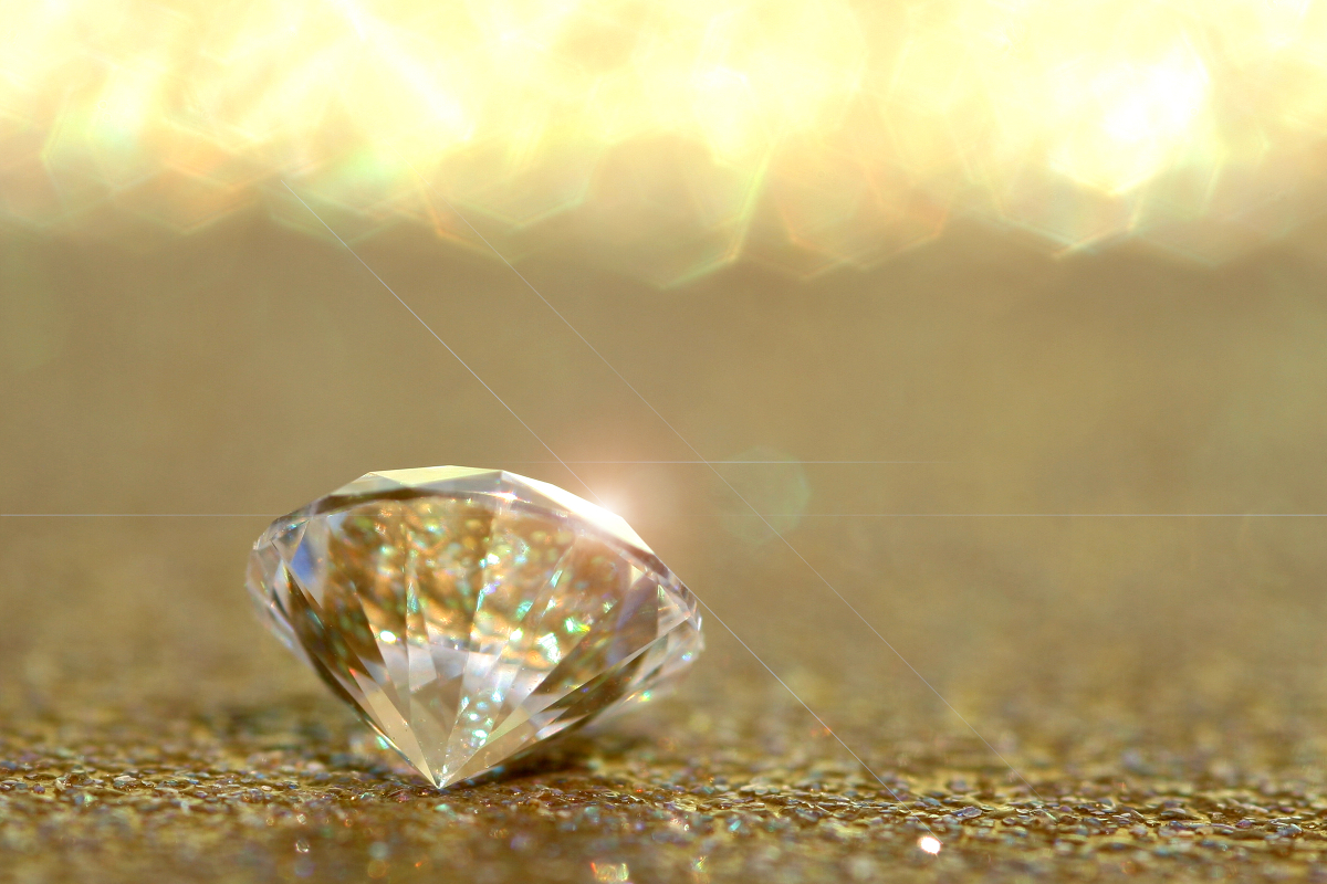 Dans la parabole dite “du joyau cousu dans la doublure du vêtement”, l'état de bouddha est comparé à un joyau caché, que tout un chacun possède sans en avoir conscience. [© R. Barker - CC]