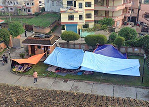 Des familles réfugiées sur le terrain du Centre pour la paix de la SGI-Népal, à Katmandou.