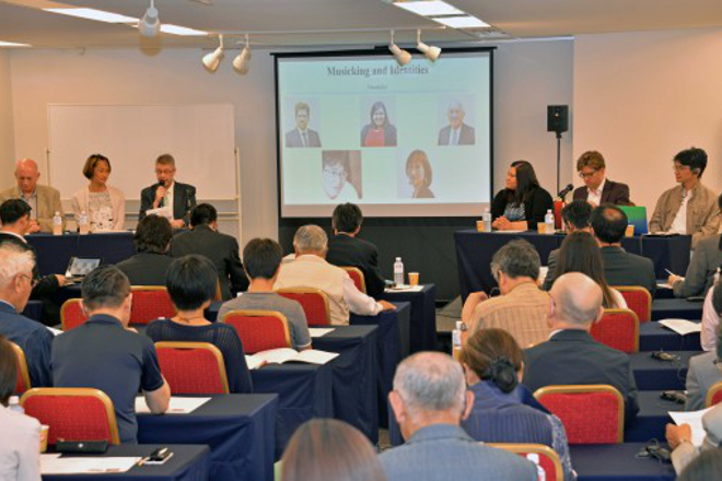 Première table ronde organisée par le MOMRI avec des chercheurs en musicologie. Le 3 juin 2016, au centre de conférences TKP de Shinjuku, Tokyo. [© MOMRI]